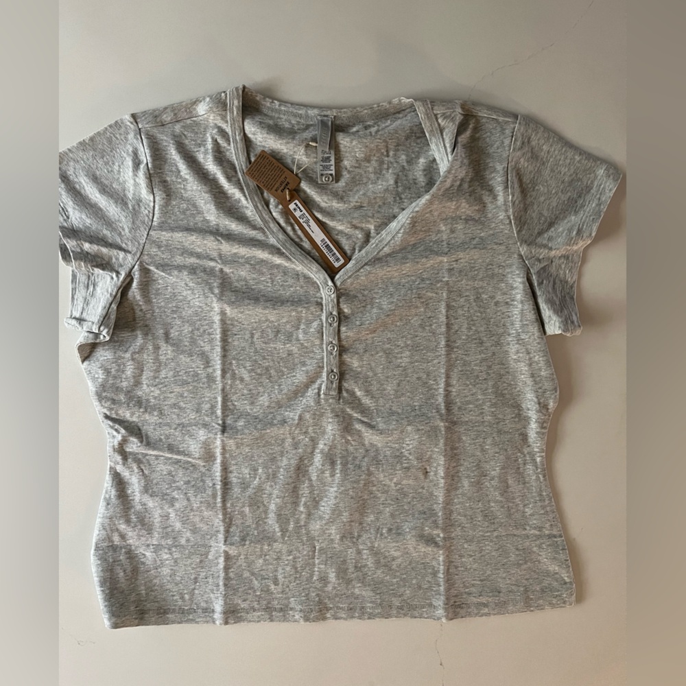 SKIMS T-Shirt 4 Pack - Picture 8 of 9